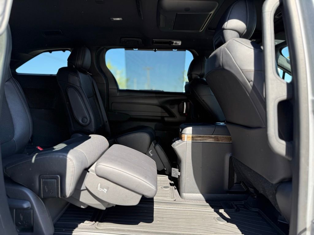 Used 2025 Toyota Sienna Platinum image 18