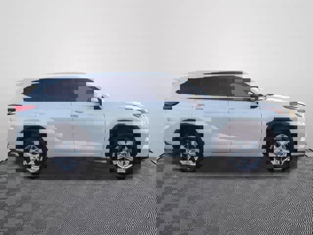 Used 2023 Toyota Highlander L image 4