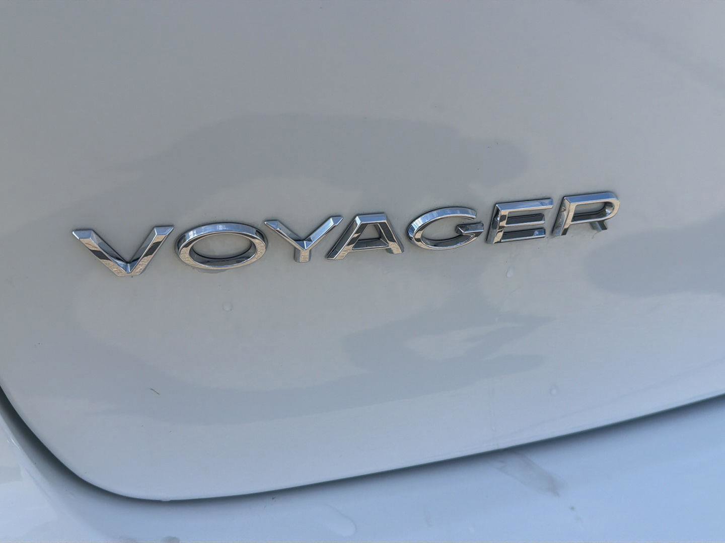Used 2023 Chrysler Voyager LX image 10
