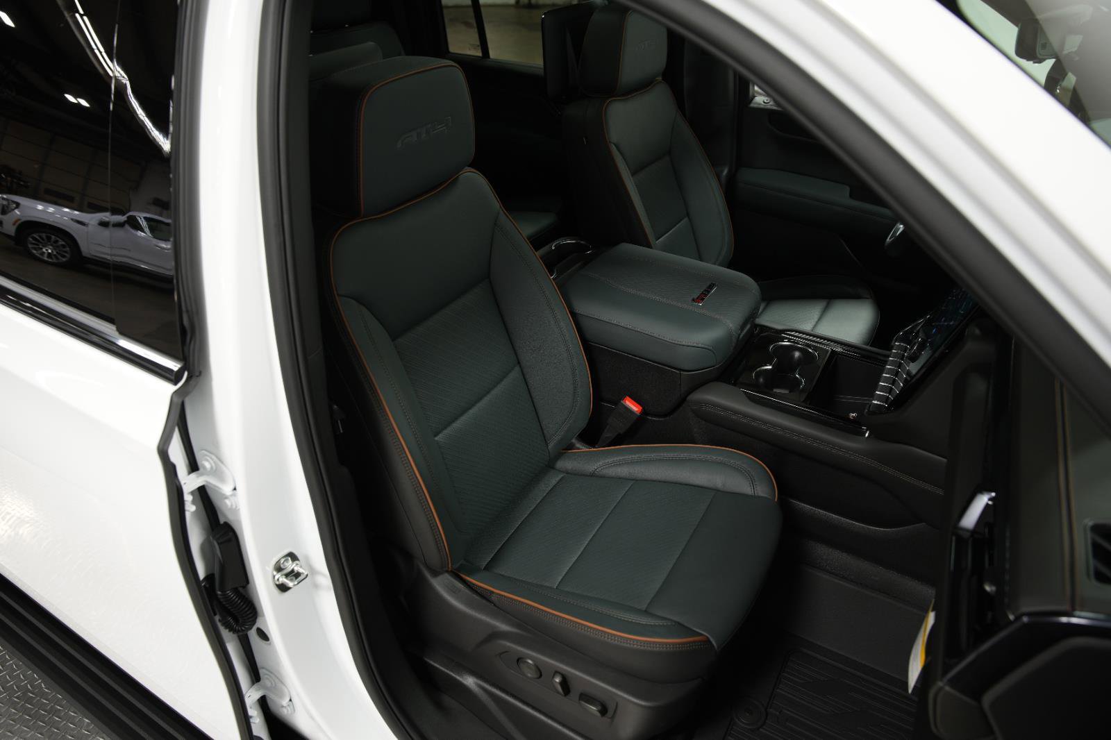 New 2026 GMC Yukon XL AT4 w/ AT4 Premium Plus Package AWD/4WD image 21