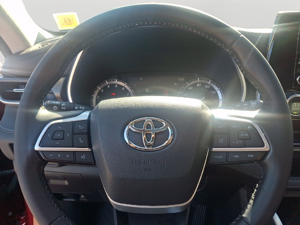 Used 2022 Toyota Highlander XLE AWD/4WD image 21