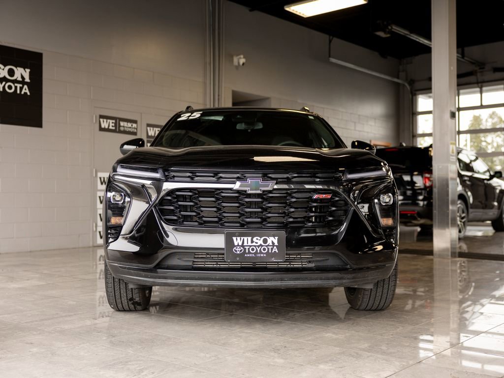 Used 2025 Chevrolet Trax RS w/ Sunroof Package image 3
