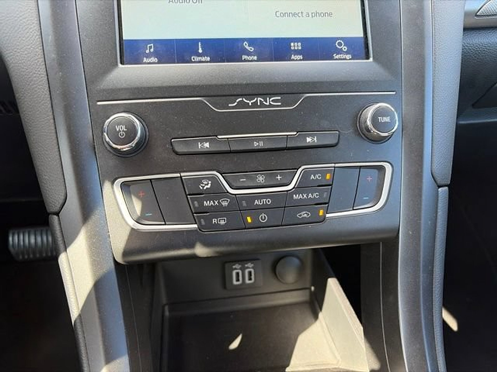 Used 2020 Ford Fusion SE w/ Equipment Group 151A FWD image 17
