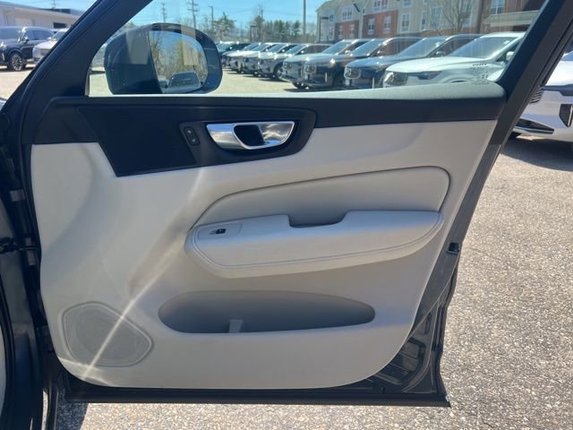 Used 2021 Volvo XC60 T5 Momentum w/ Advanced Package AWD/4WD image 16