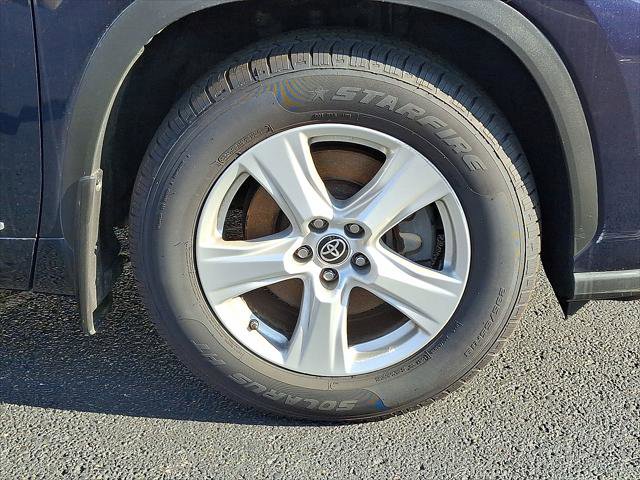 Used 2022 Toyota Highlander LE AWD/4WD image 18