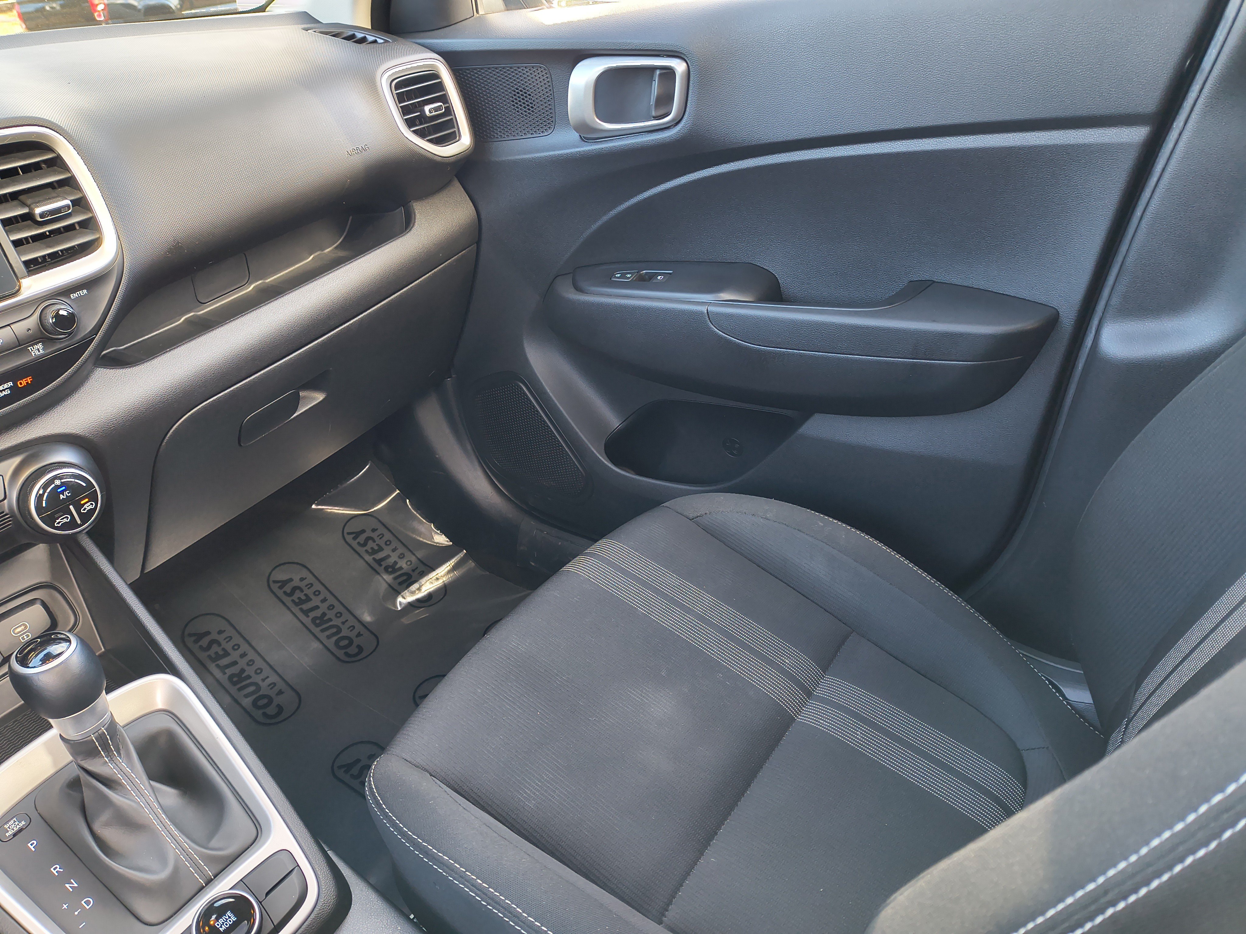 Used 2024 Hyundai Venue SEL FWD image 15