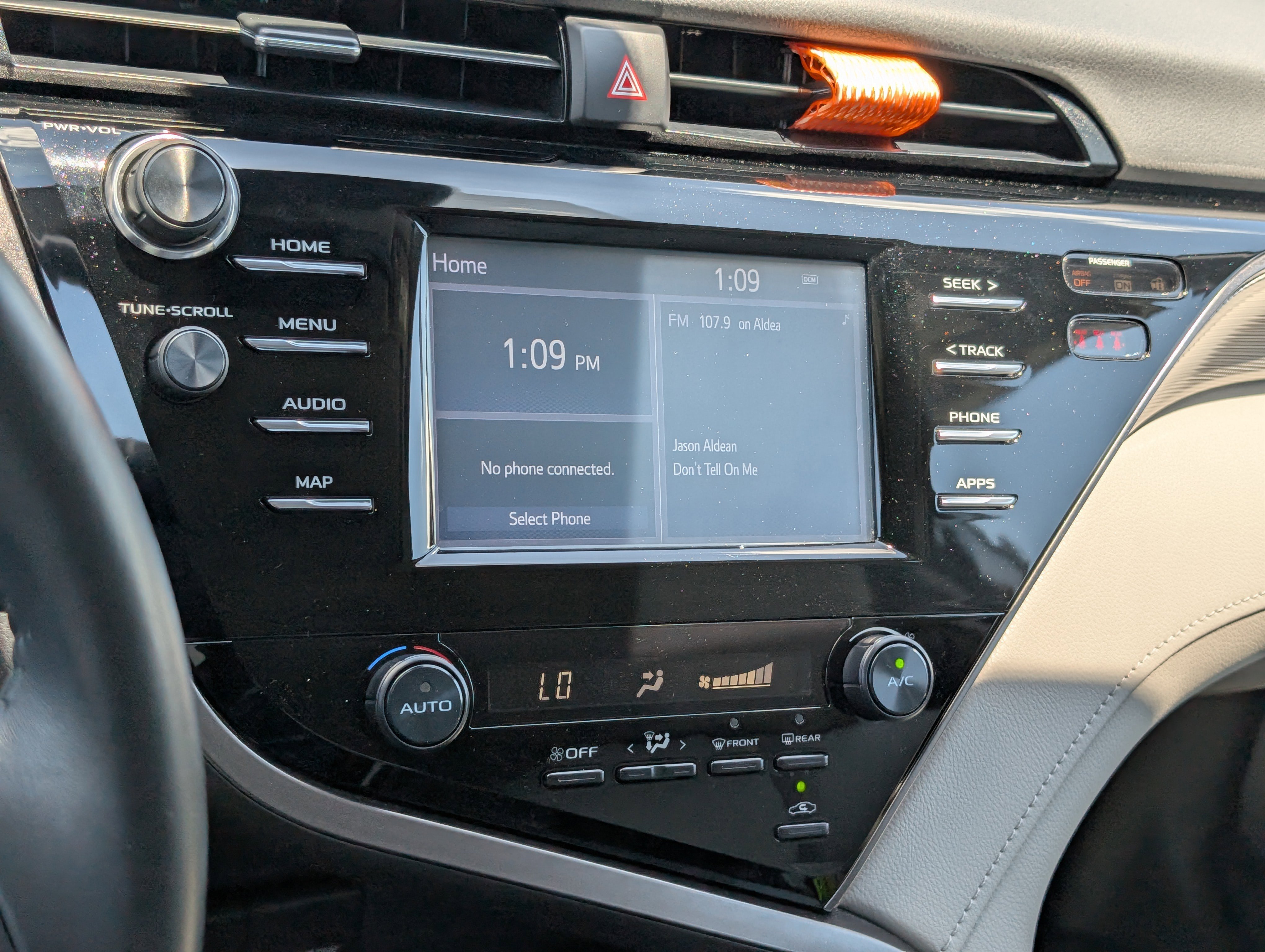 Used 2019 Toyota Camry SE FWD image 19