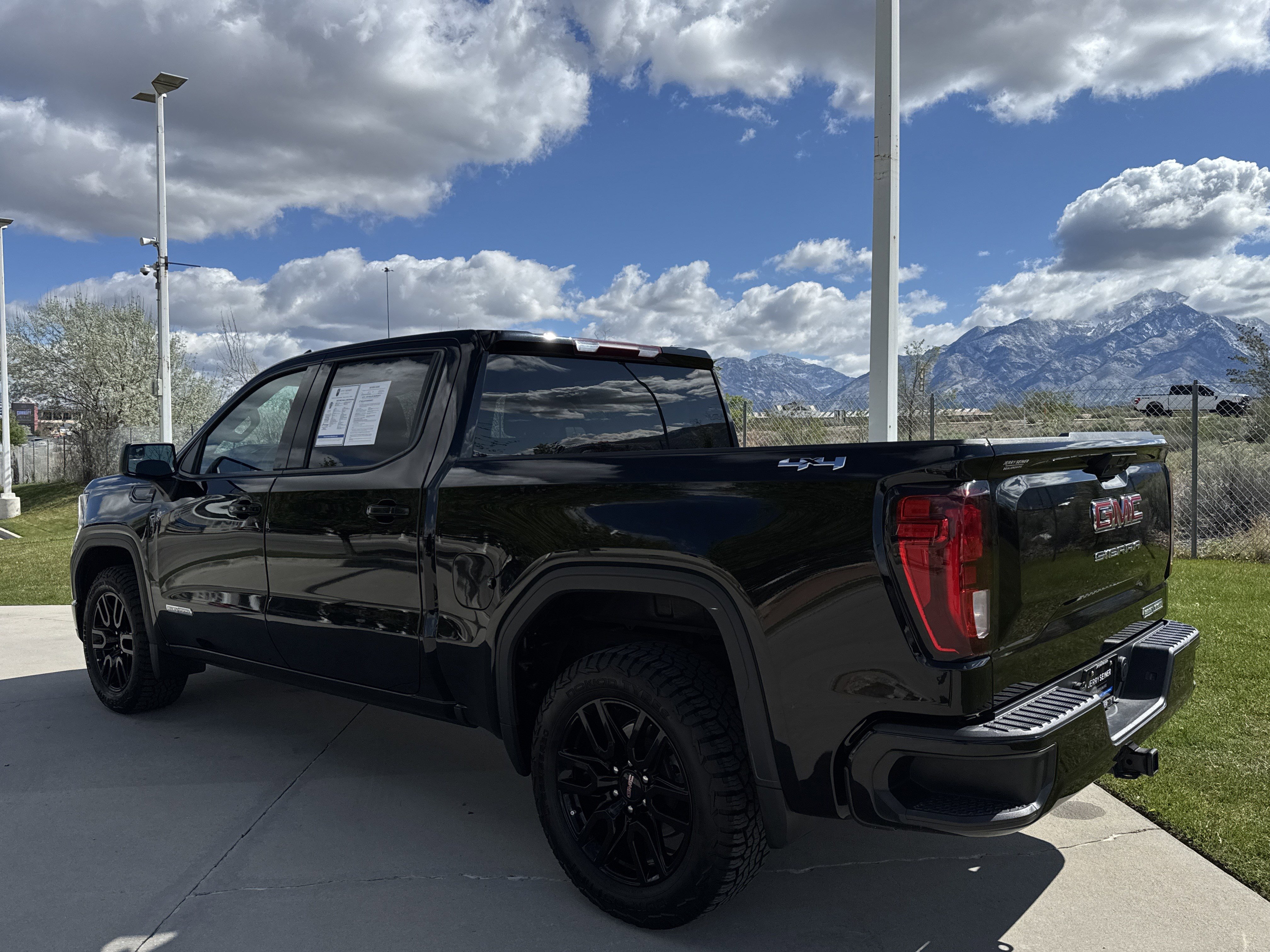 Used 2023 GMC Sierra 1500 Elevation image 3