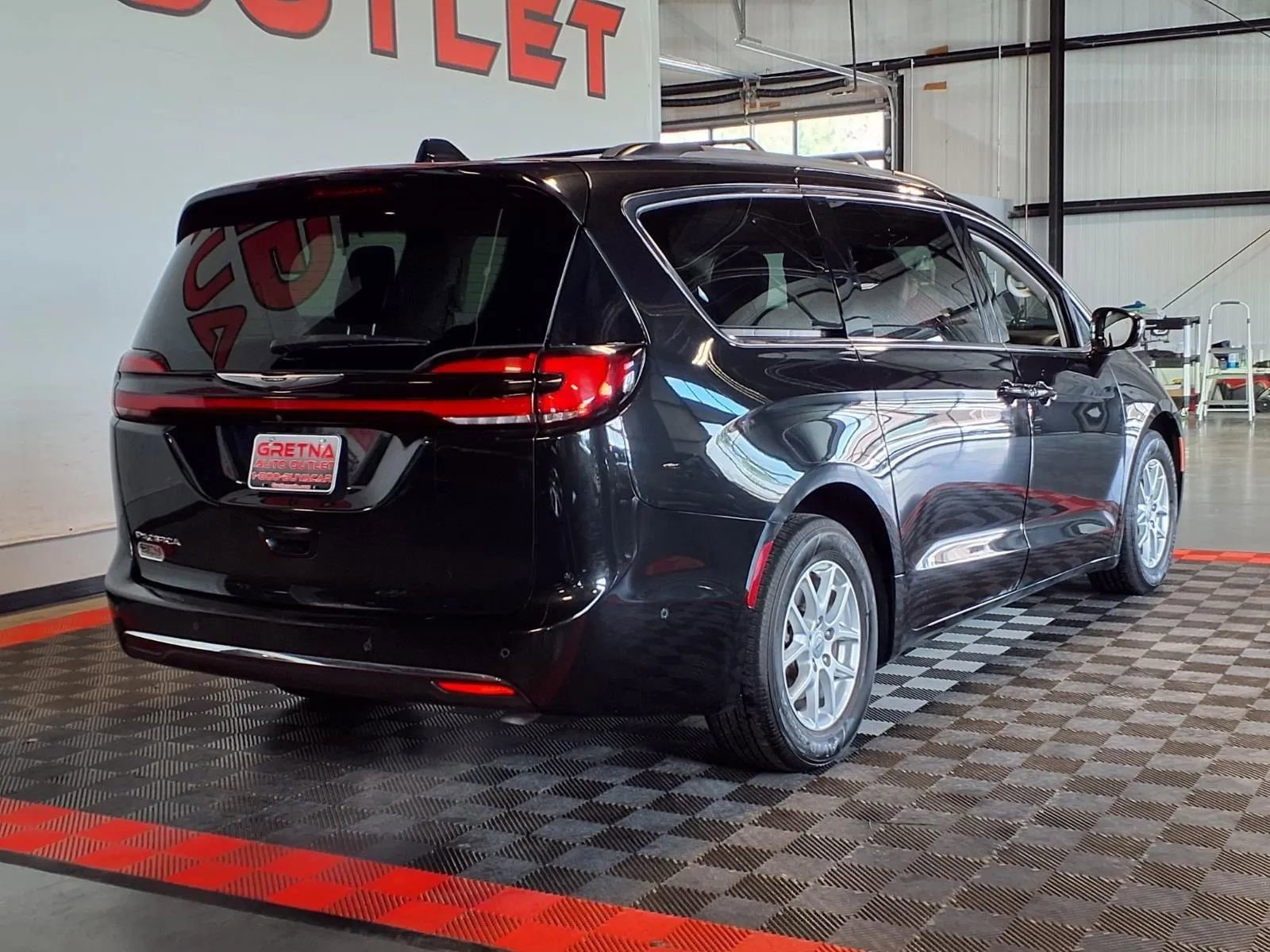 Used 2022 Chrysler Pacifica Touring-L w/ Uconnect Theater Family Group image 8