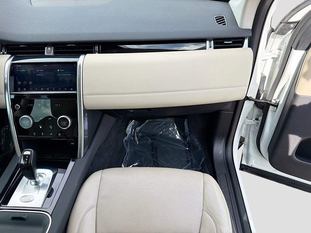 Used 2020 Land Rover Discovery Sport SE image 18