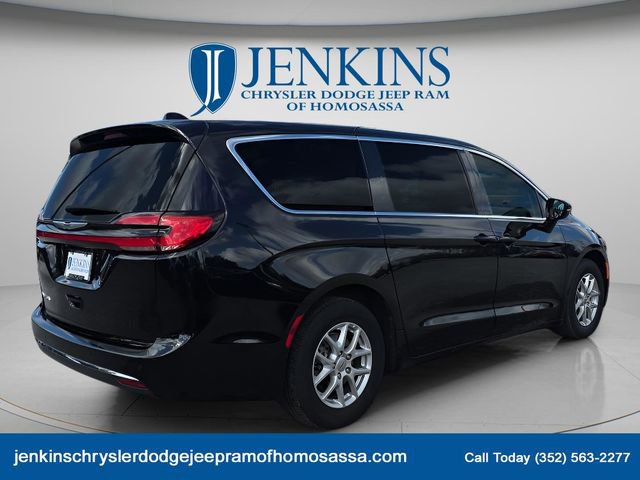 Used 2024 Chrysler Pacifica Touring-L FWD image 3