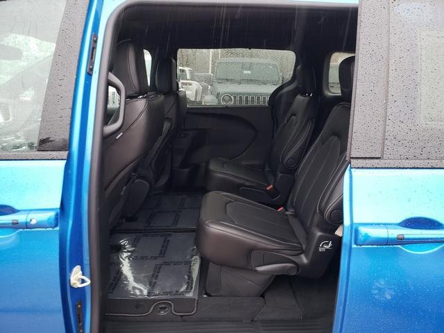 New 2026 Chrysler Pacifica Select w/ S Appearance Package image 7