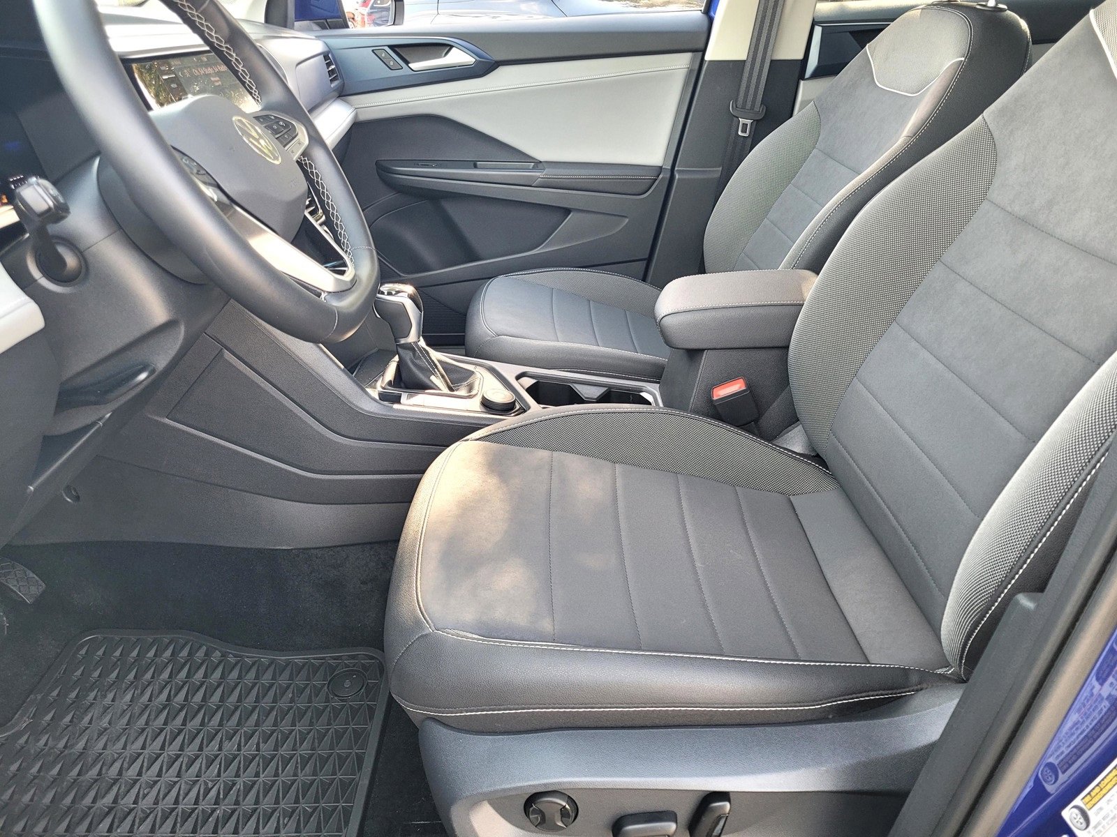 Used 2024 Volkswagen Taos SE w/ Panoramic Sunroof Package image 12