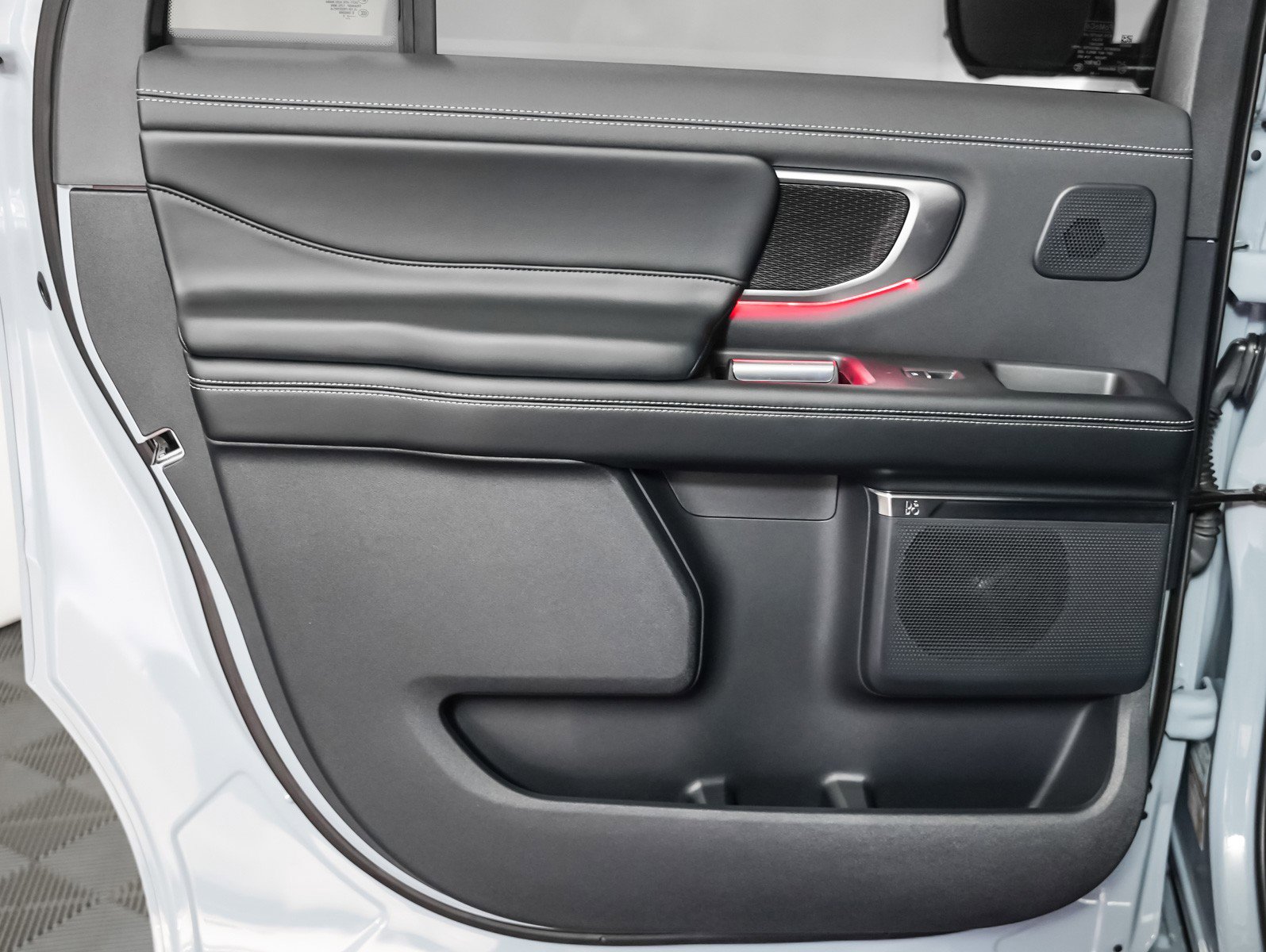 Used 2025 Ford Expedition Max Platinum w/ Stealth Performance Package image 21