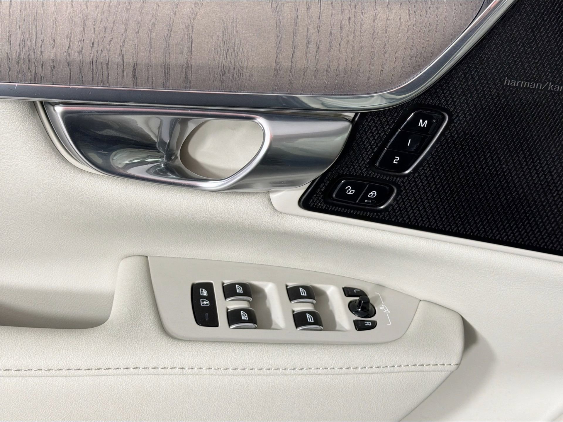 Certified 2023 Volvo S90 B6 Plus w/ Protection Package Premier image 18