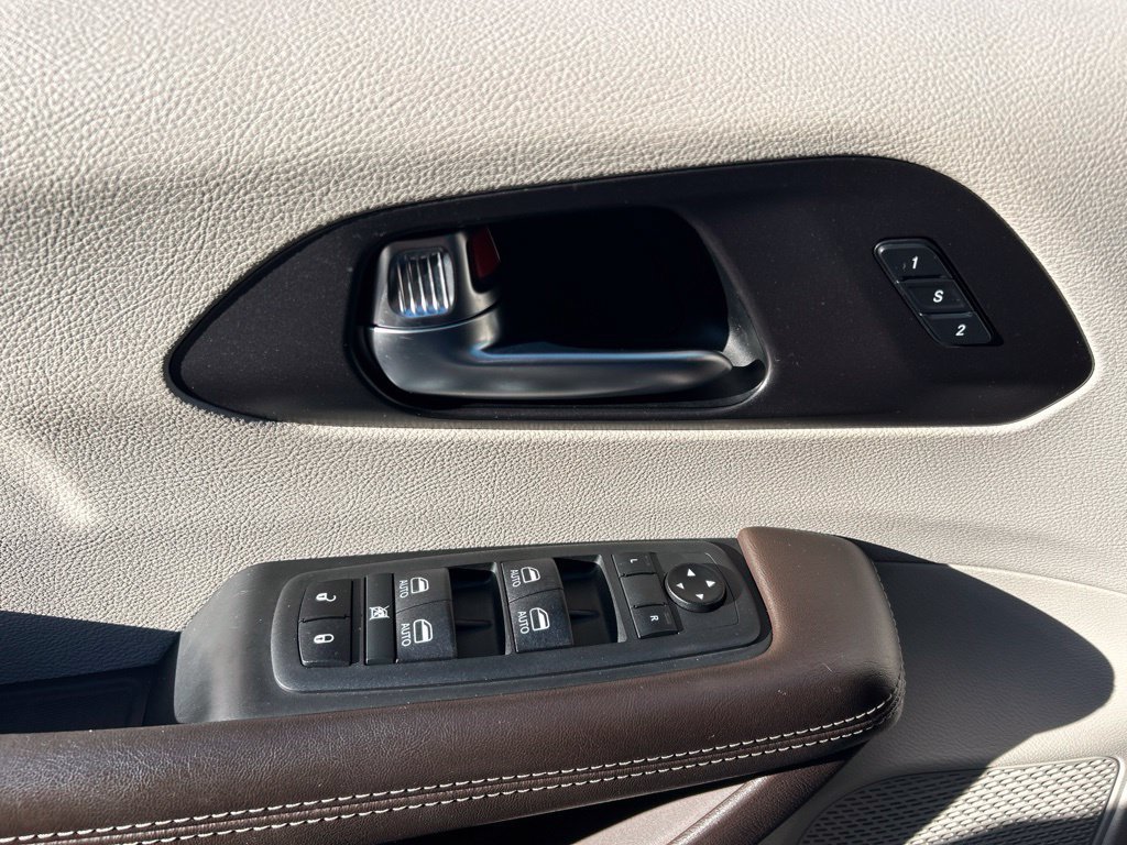 Used 2021 Chrysler Pacifica Touring-L w/ Uconnect Theater Family Group FWD image 60
