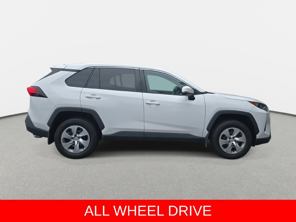 Used 2022 Toyota RAV4 LE AWD/4WD image 4