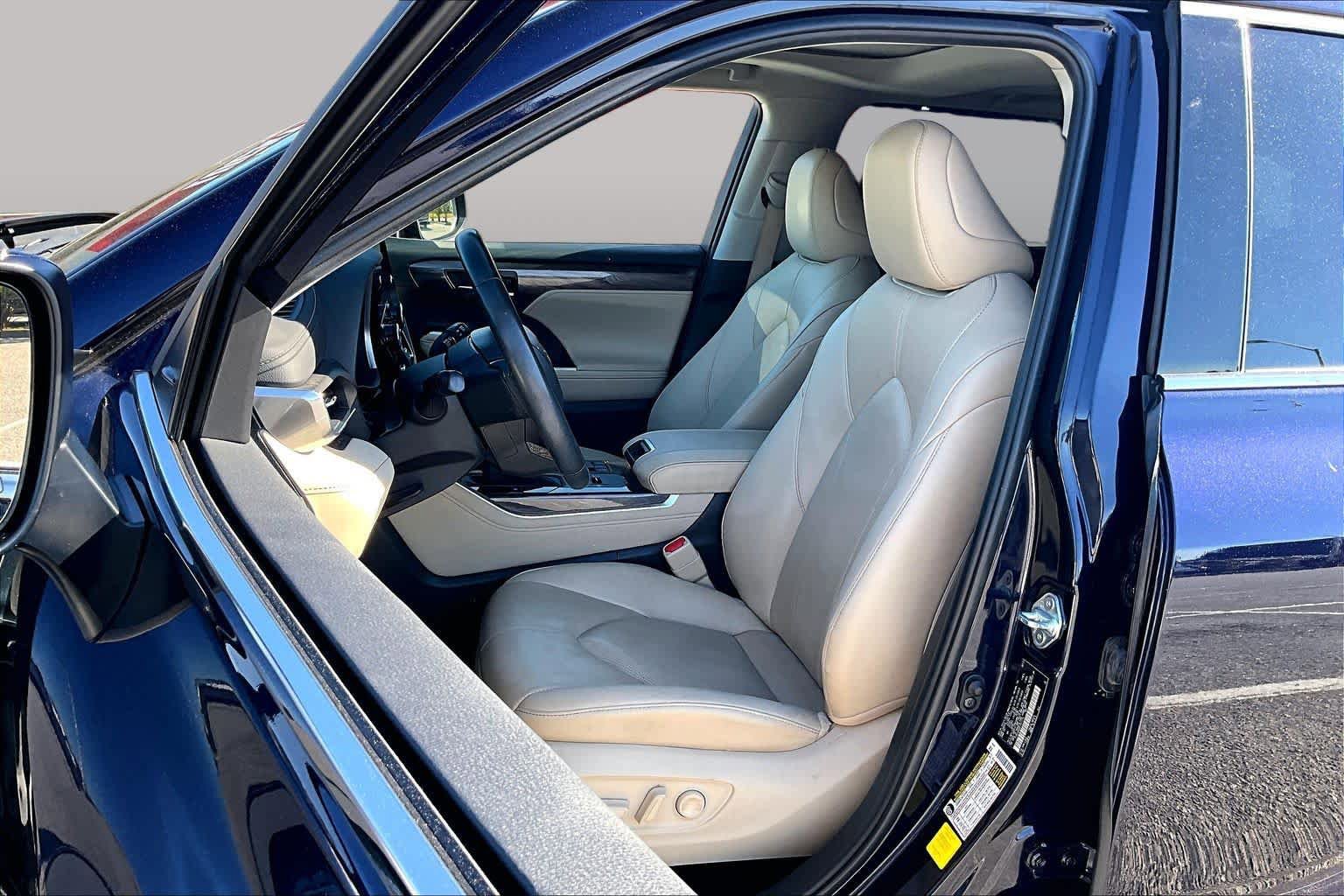 Used 2023 Toyota Highlander Limited FWD image 12