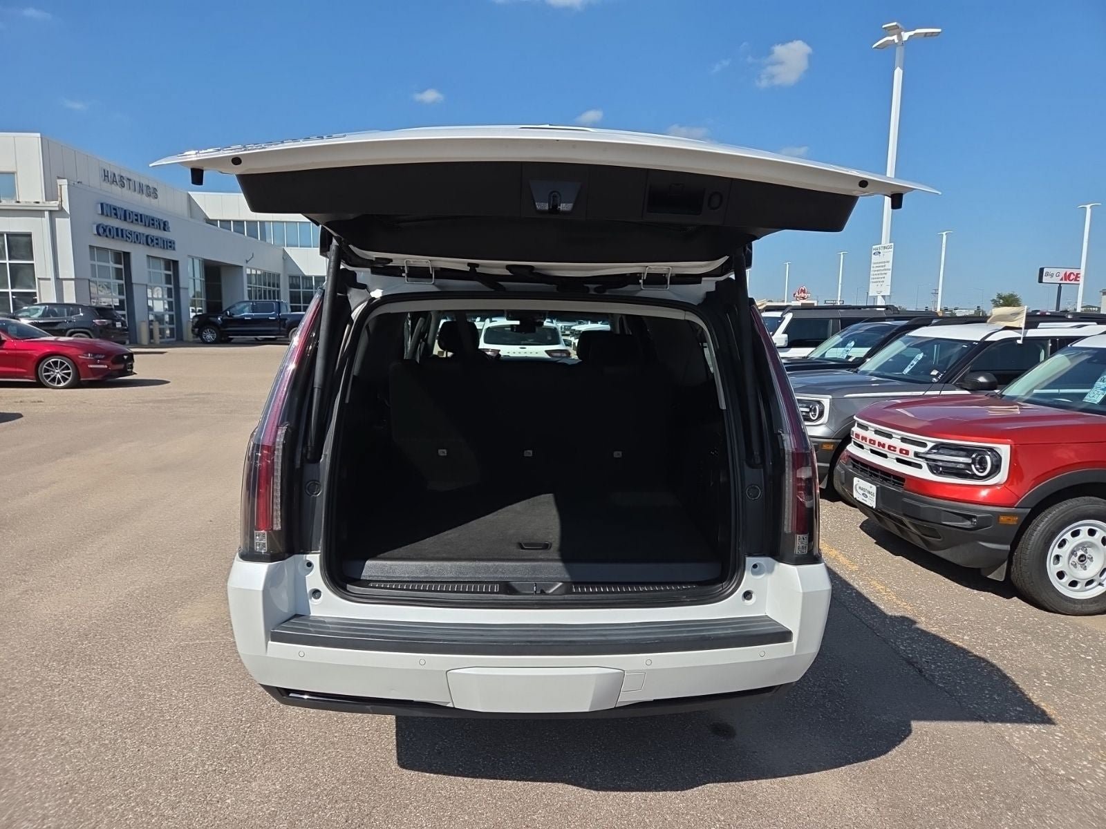 Used 2020 Cadillac Escalade ESV Premium Luxury AWD/4WD image 12