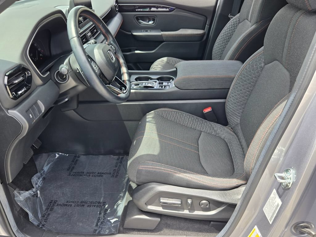 Used 2025 Honda Pilot Sport image 10