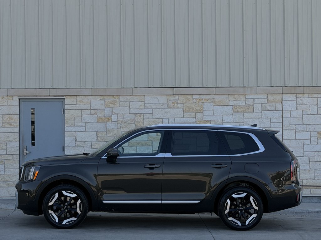 Used 2024 Kia Telluride EX w/ EX Captain's Chair Package FWD image 3