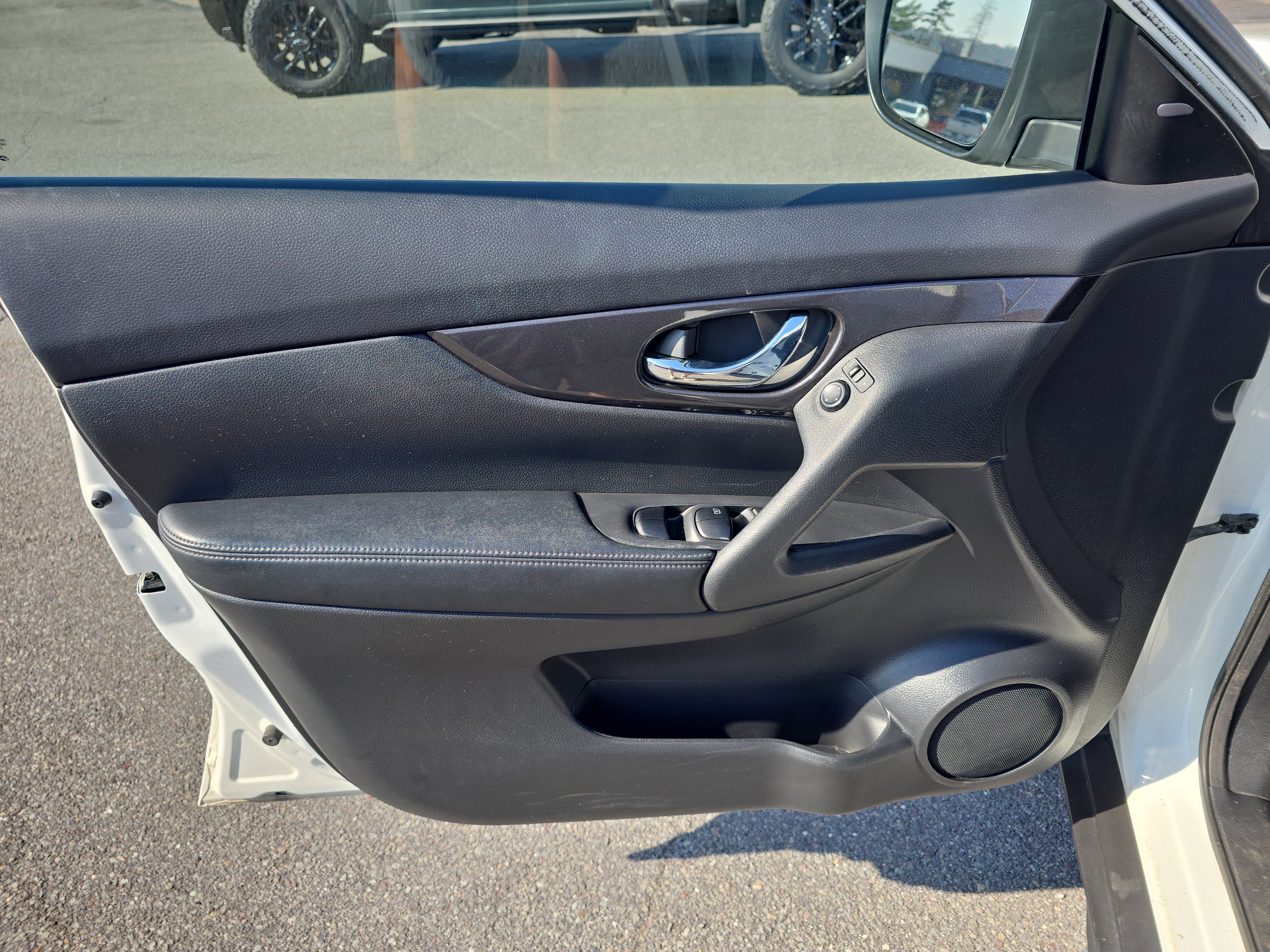 Used 2020 Nissan Rogue SV image 16