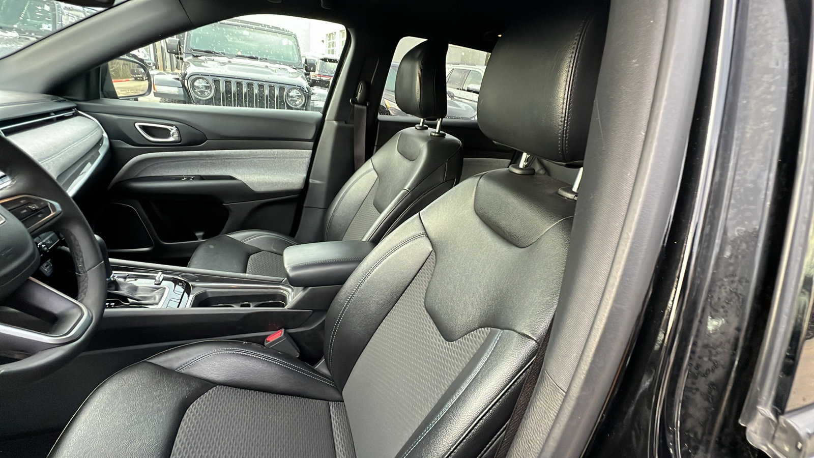 Used 2024 Jeep Compass Latitude image 17