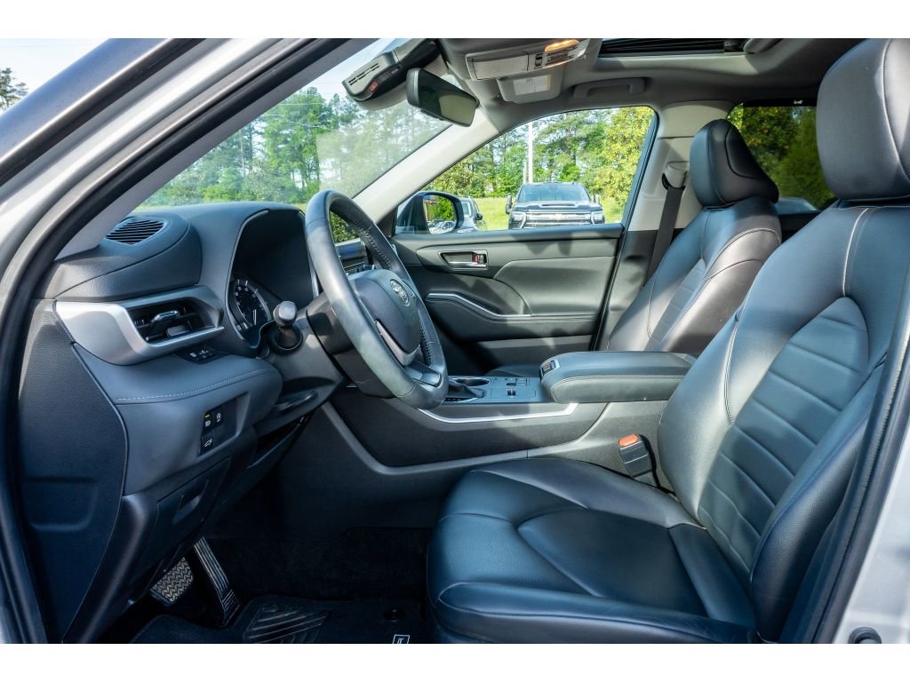 Used 2024 Toyota Highlander XLE FWD image 12