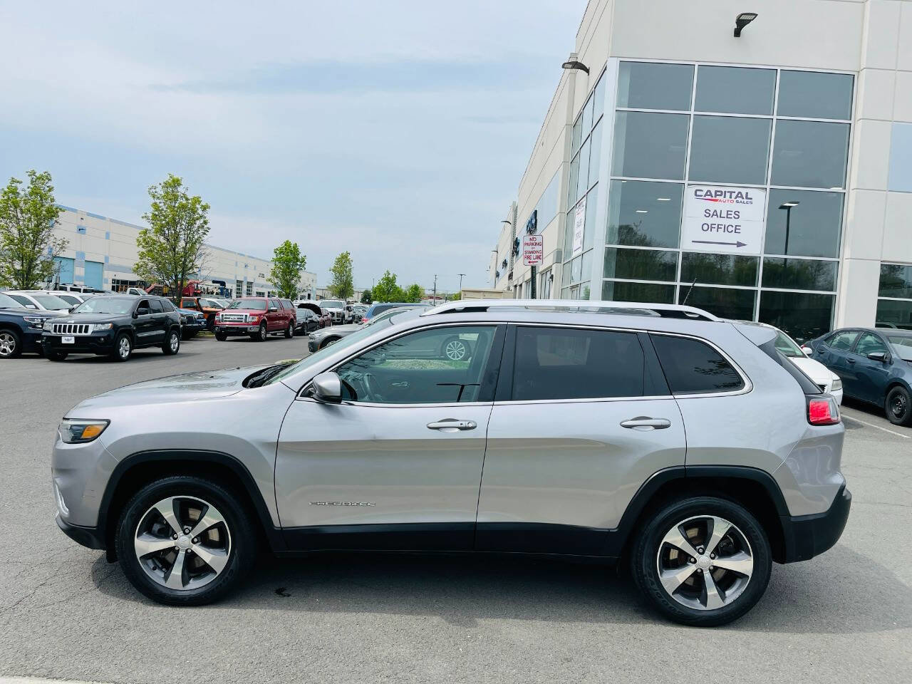 Used 2019 Jeep Cherokee Limited image 11