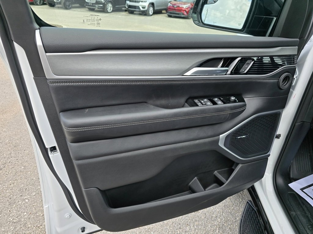 New 2025 Jeep Wagoneer L Series II w/ HD Trailer Tow Package w/25F image 14