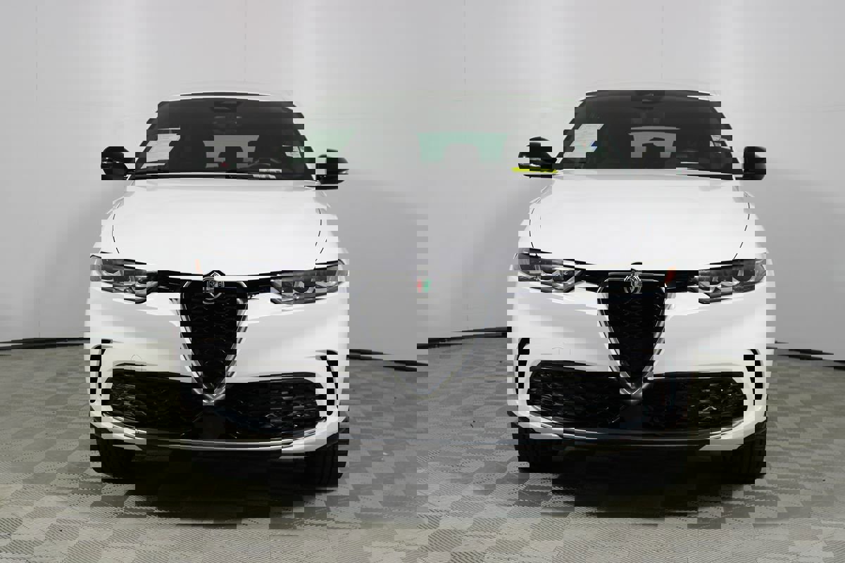 Used 2024 Alfa Romeo Tonale Ti w/ Premium Interior Package image 2