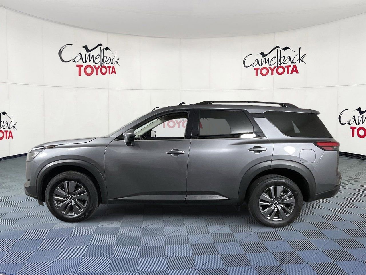 Used 2025 Nissan Pathfinder SV image 4