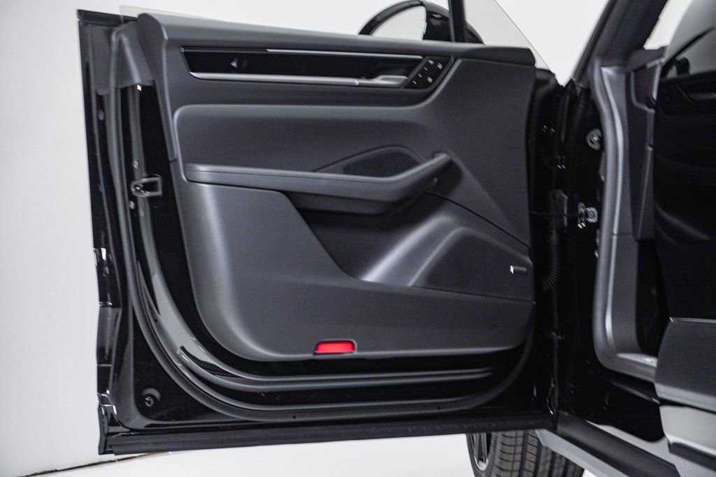 New 2026 Porsche Macan 4 Electric image 25