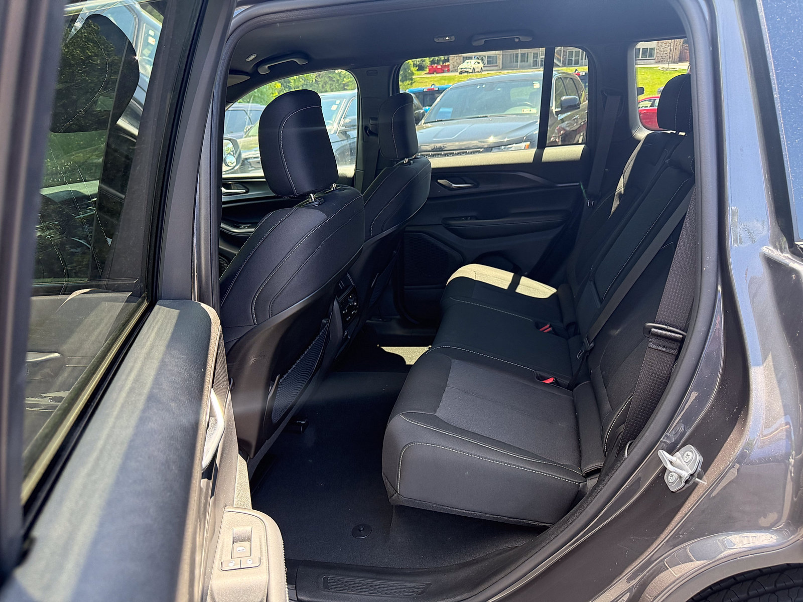 Certified 2025 Jeep Grand Cherokee Laredo w/ Luxury Tech Group I AWD/4WD image 11