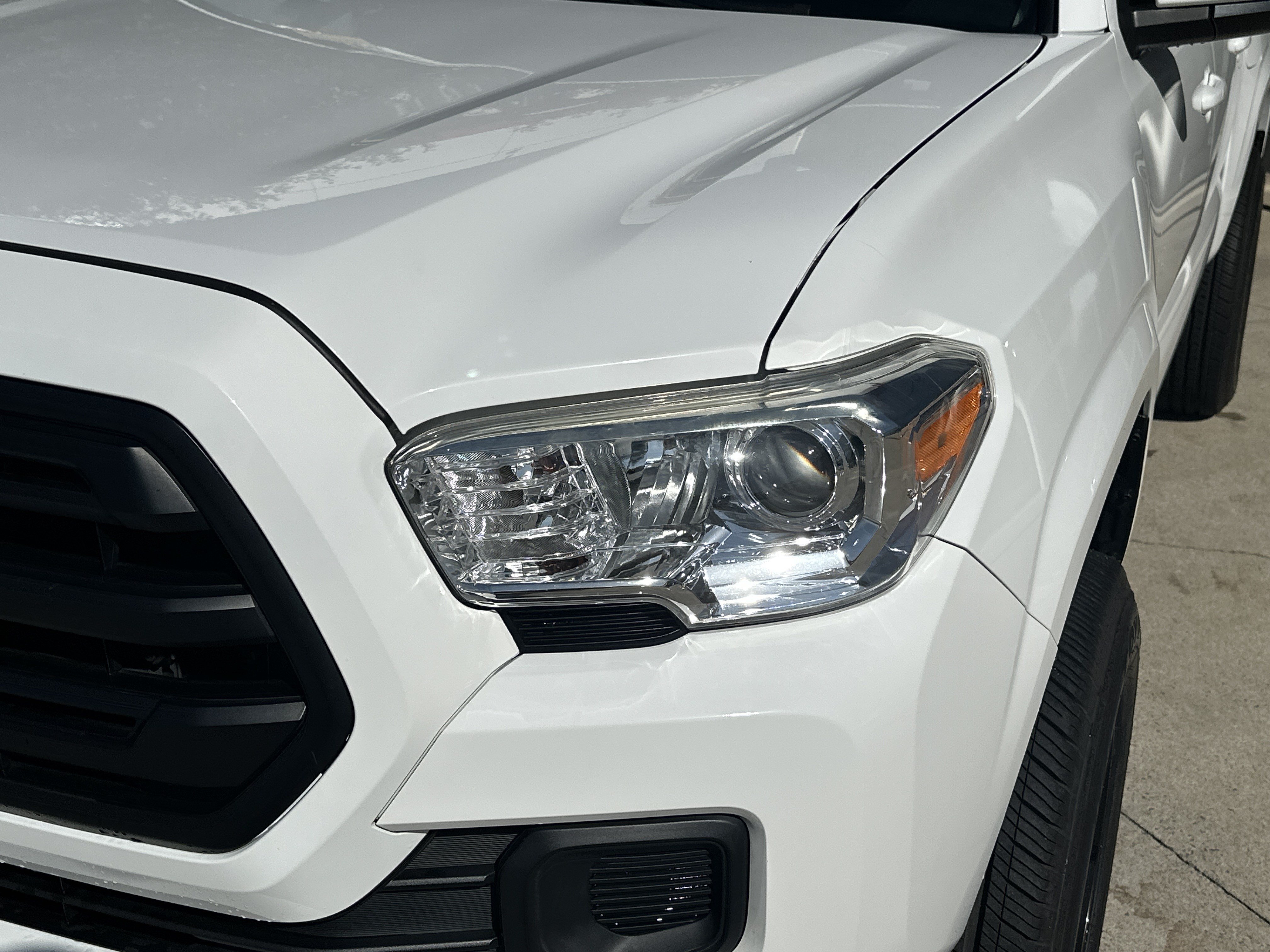 Used 2018 Toyota Tacoma SR w/ SR Convenience Package AWD/4WD image 11