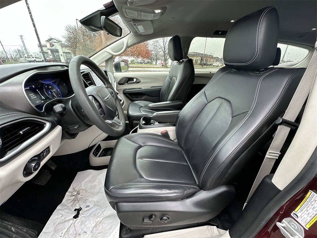 Used 2023 Chrysler Pacifica Touring-L image 11