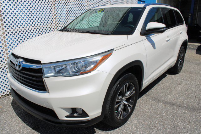 Used 2016 Toyota Highlander XLE FWD image 2