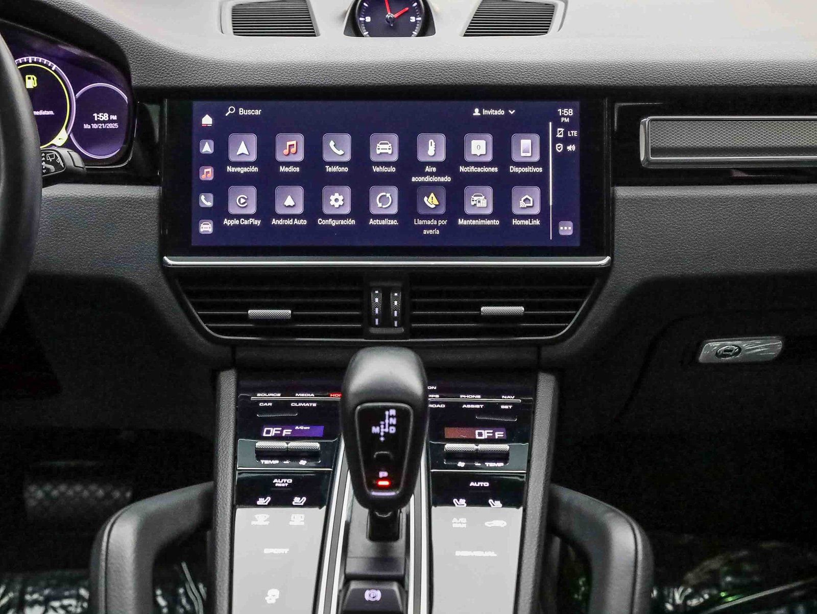 Certified 2023 Porsche Cayenne Platinum Edition image 17