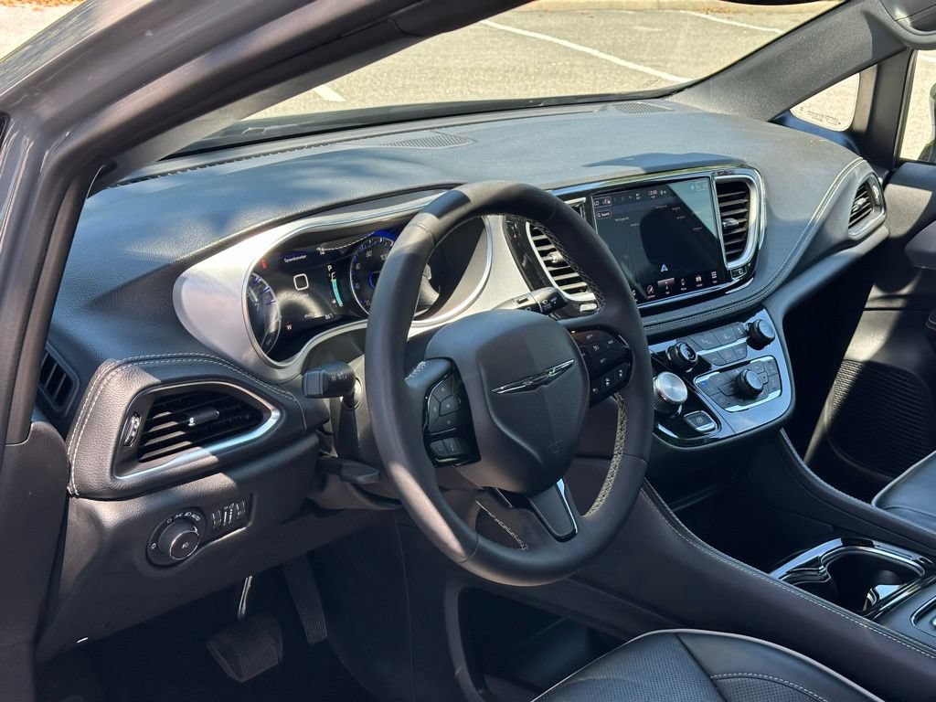 Used 2025 Chrysler Pacifica Limited FWD image 10