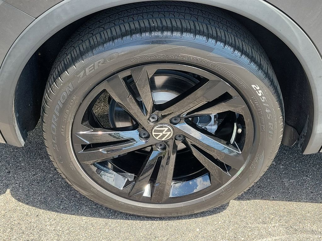 Used 2023 Volkswagen Tiguan SE R-Line image 8