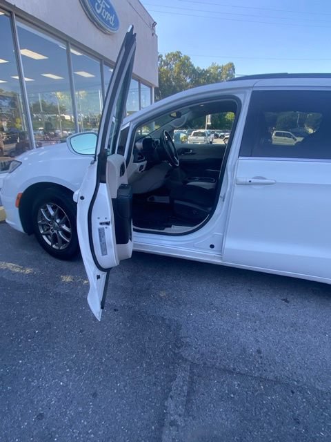 Used 2021 Chrysler Pacifica Touring w/ Uconnect Theater Family Group FWD image 3