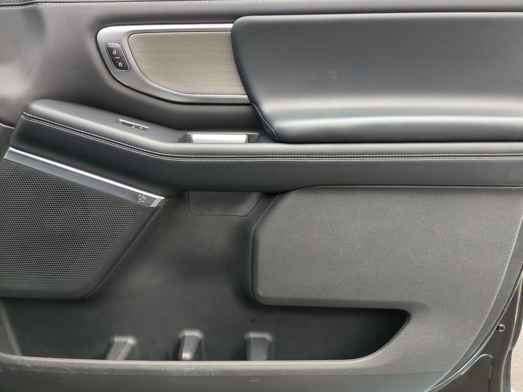 Used 2025 Ford Expedition Platinum image 36