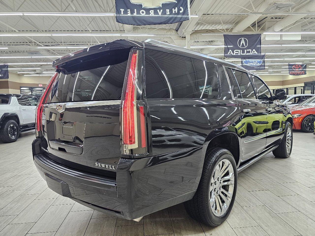 Used 2019 Cadillac Escalade ESV Premium Luxury w/ LPO, Radiant Package image 6