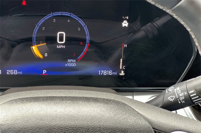 Used 2025 Chevrolet Trax LT w/ LT Convenience Package image 32