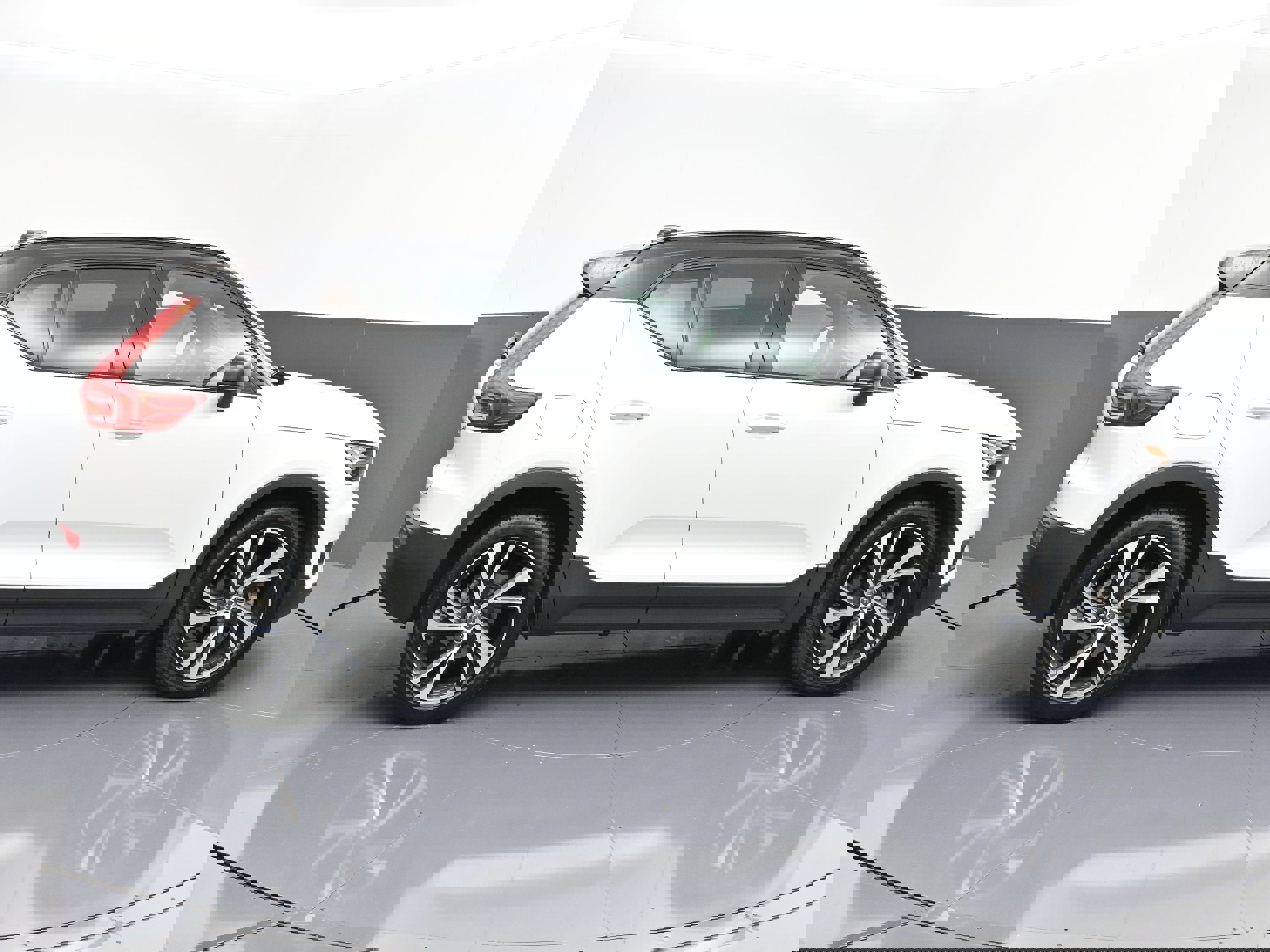 Used 2022 Volvo XC40 T5 R-Design image 59