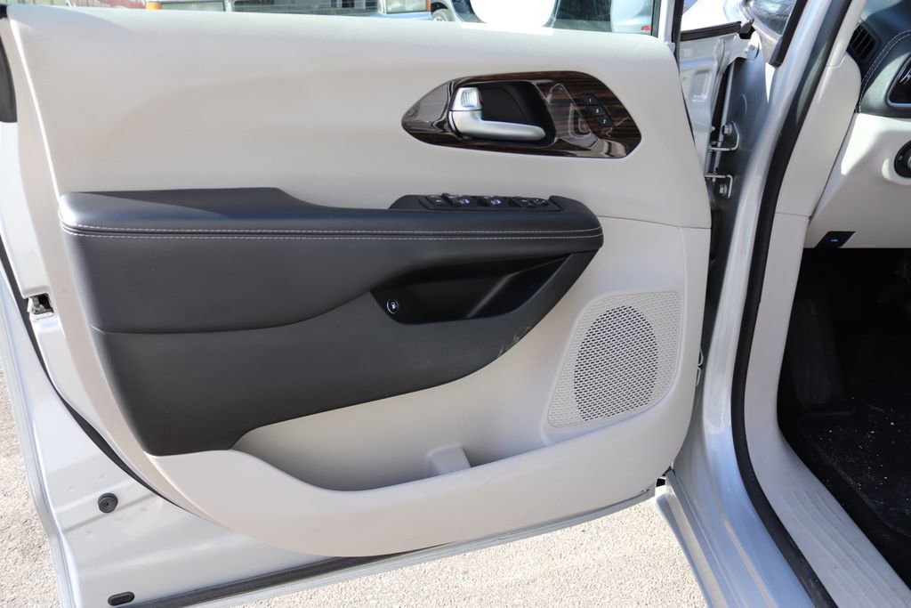 Used 2023 Chrysler Pacifica Limited image 7