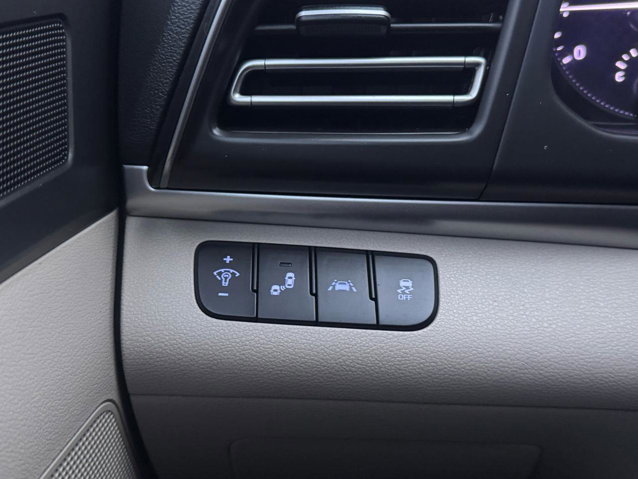 Used 2019 Hyundai Elantra Limited FWD image 13