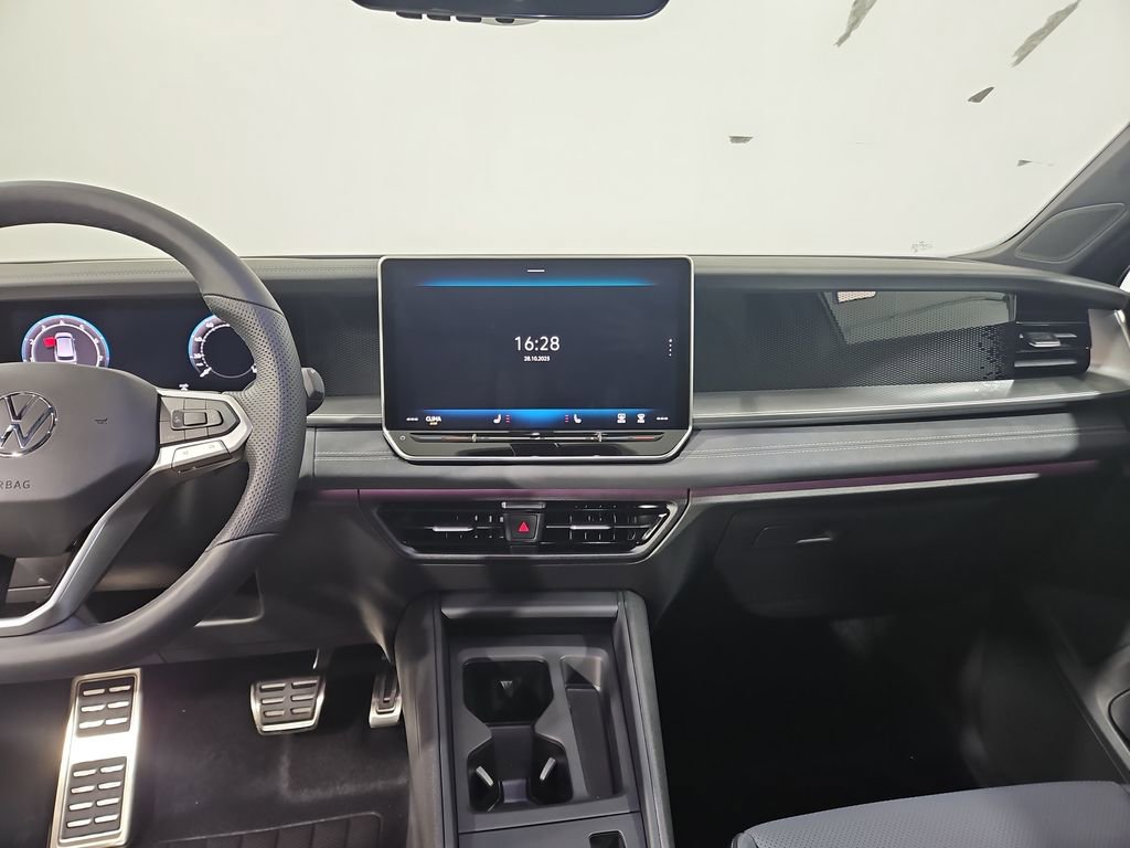 New 2026 Volkswagen Tiguan SE R-Line image 17