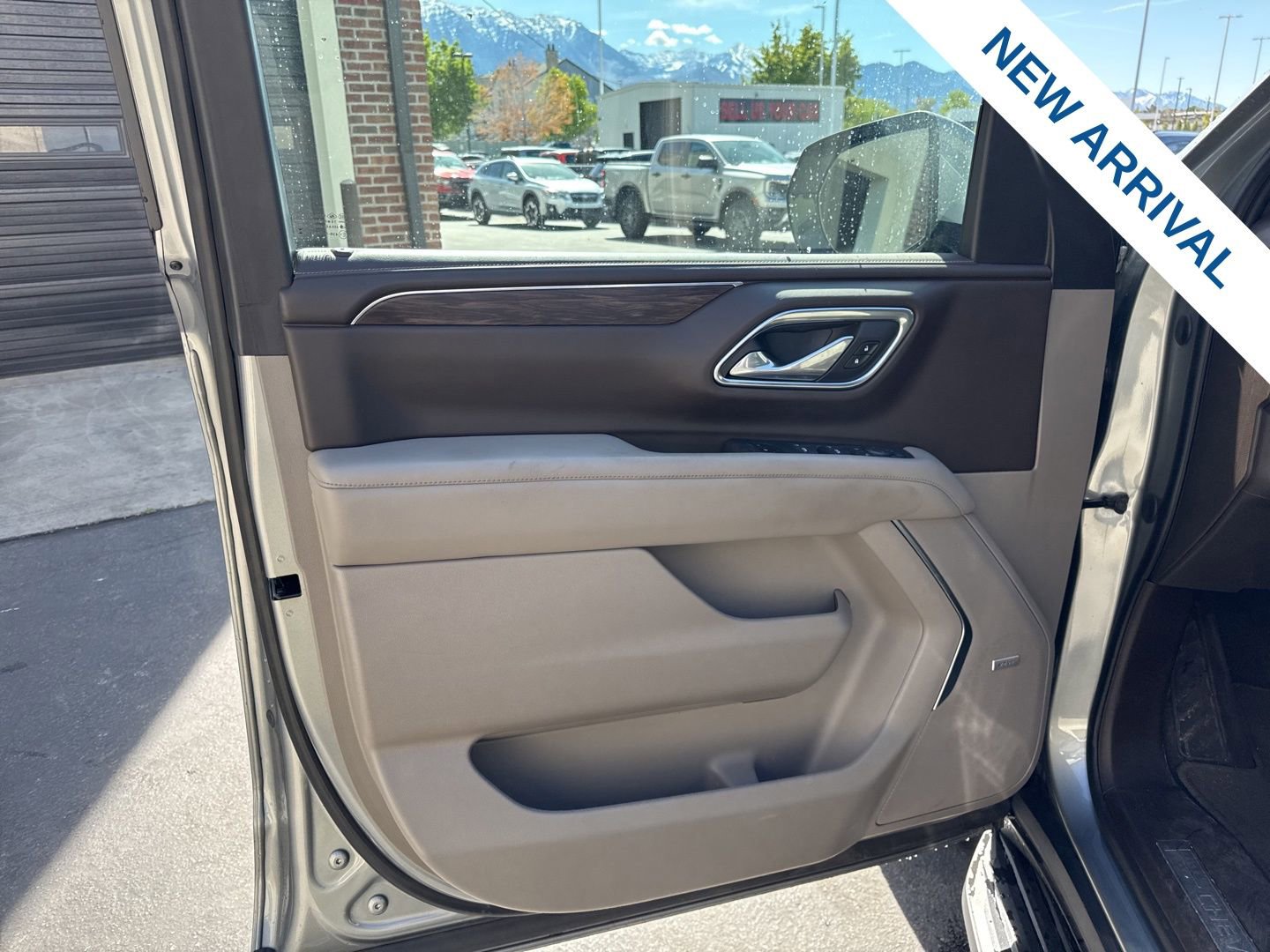 Used 2023 Chevrolet Suburban LT w/ Luxury Package AWD/4WD image 18