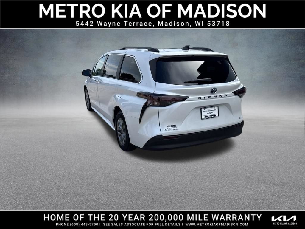 Used 2025 Toyota Sienna XLE AWD/4WD image 4